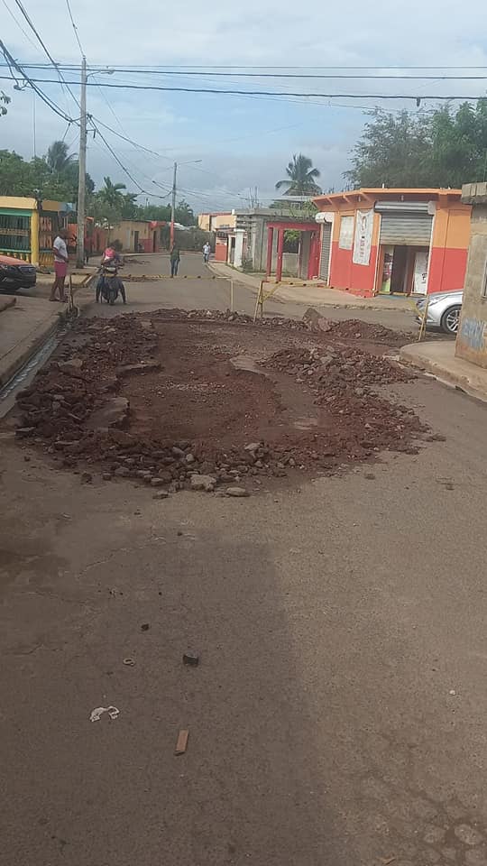 Ayuntamiento de Bayaguana inicia reconstrucción de badenes y bacheo de calles del sector la tormenta
