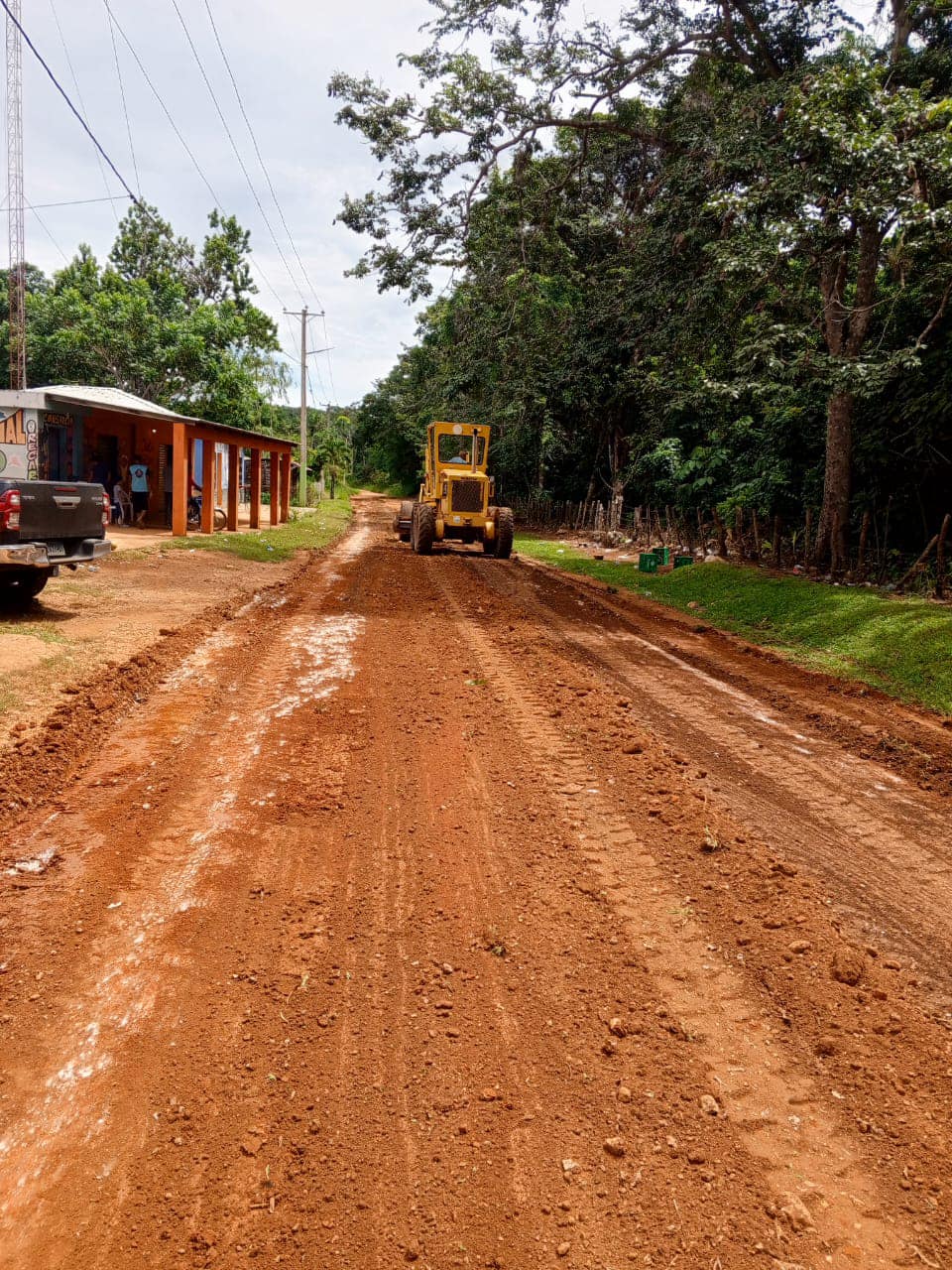 Alcalde Manuel Pantalio continua reparación de camino vecinal en Bayaguana