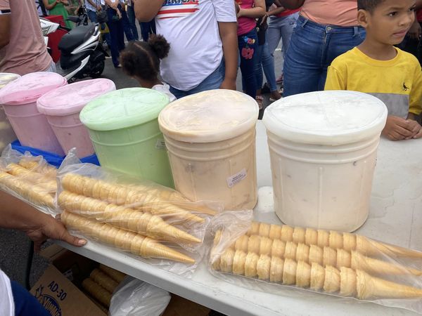 Iniciamos con las actividades, en estos momentos entrega de helados a los chiquitos de la casa